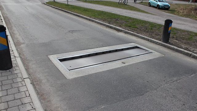 Stopper råkjørere med hull i veien