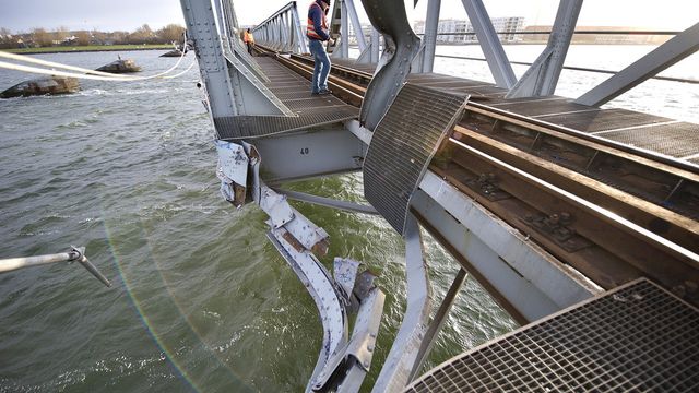 Konteinerskip ødela jernbanebru i Danmark