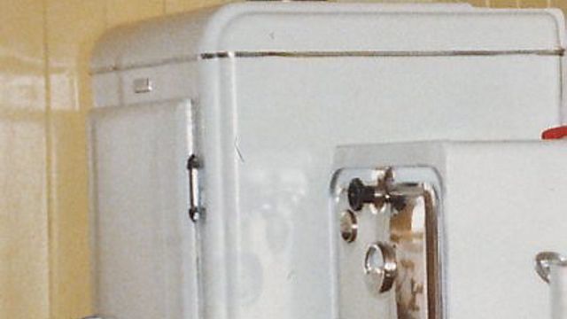 DETTE må vel være Norges eldste kjøleskap?