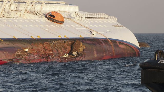 Begynner tetting av skroget på Costa Concordia