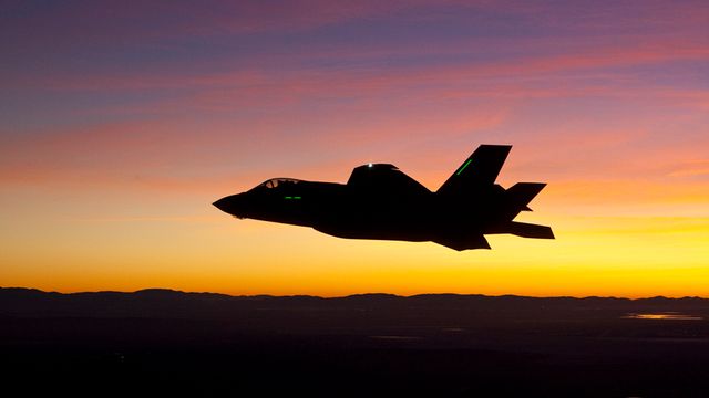 F-35 i solnedgang