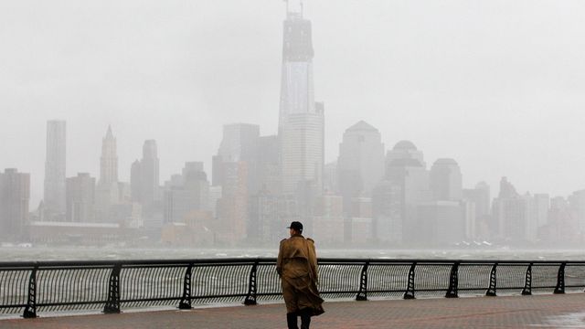 Sandy øker i styrke på vei mot land - se bildeserie