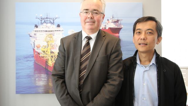 Surfer på subseabølge