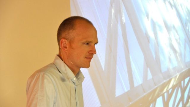 Lever i hver sin verden