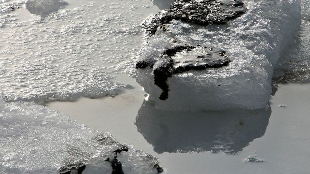 Is og kulde gjør oljeoppsamling vanskelig