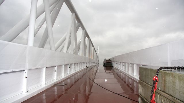 2100 tonn bro er jekket på plass