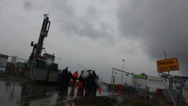 Henter tungolje under landsbyen