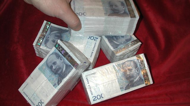 KONTRAKT NOTIS Fire banker for 800 millioner