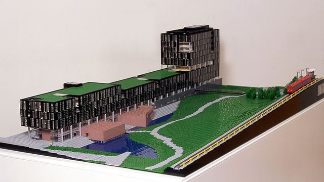 Informatikkbygg satt opp med Lego