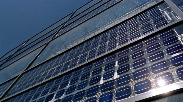 Bygger verdens største solcellefabrikk
