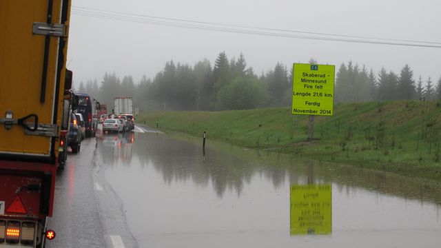 Vannet rammer vei og bane
