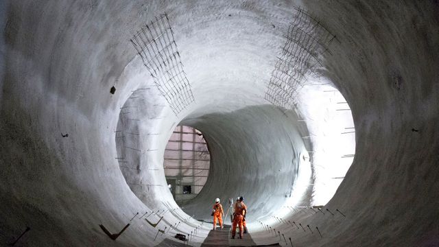 Her kjører toget i de splitter nye tunnelene under London