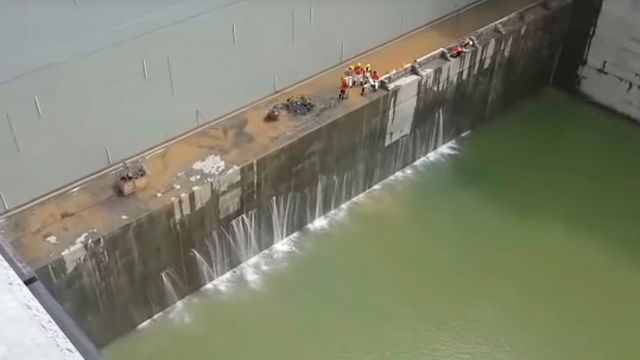 Vannet fosser ut av sprekker på Panamakanalens nye sluser