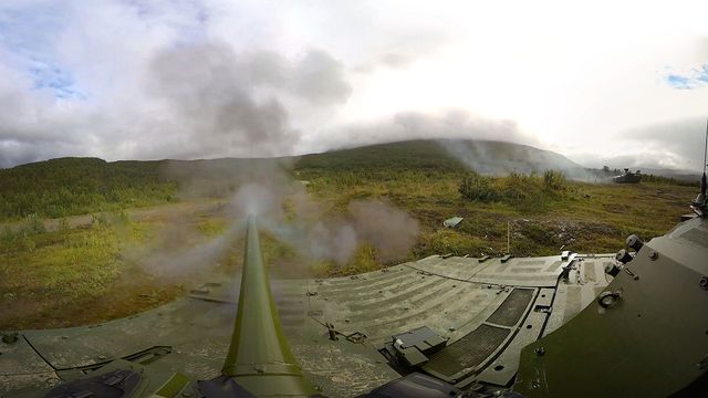 Slik er det å sitte på kanonen til Norges nye kampvogn