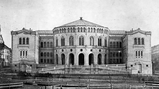 Dagens stortingsbygning er en helt annen enn den som vant arkitektkonkurransen i 1856