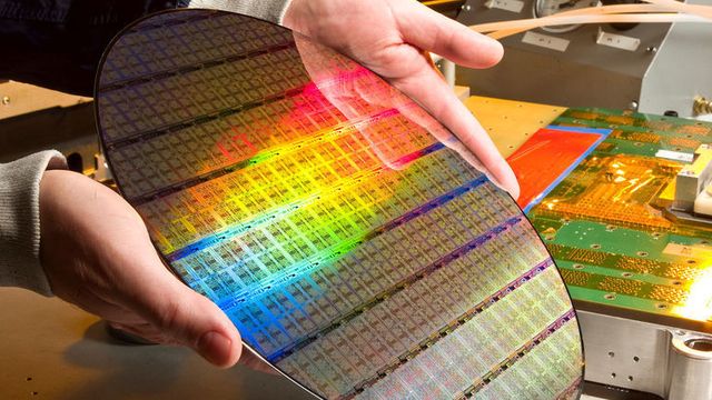 IBM vurderer å gi opp brikkeproduksjon