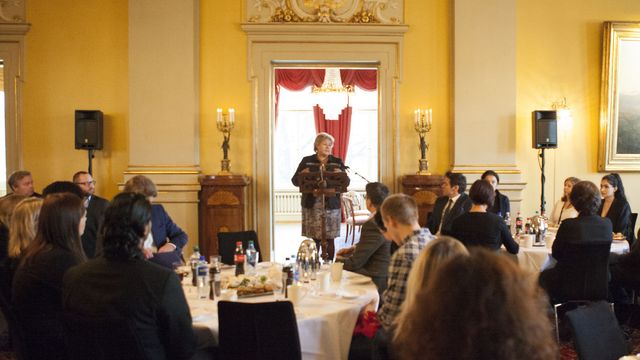 – Solberg må fange nett-trollene
