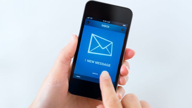 To av tre leser e-post på mobil