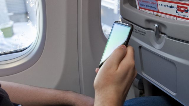 Du skal slippe å skru av på flyet
