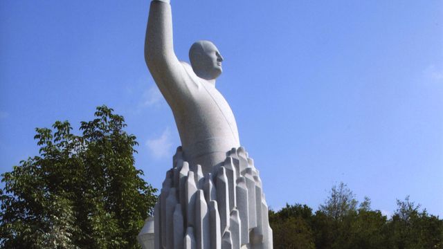 Vil auksjonere bort Olav-statuen på nett