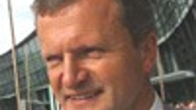 Datteren til Baksaas fikk gratis mobiler