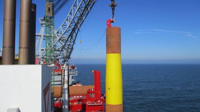 Her monterer Statoil det første fundamentet i Dudgeon havvindpark