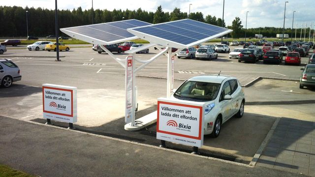 Skal bruke solceller til å unngå overbelastning fra elbil