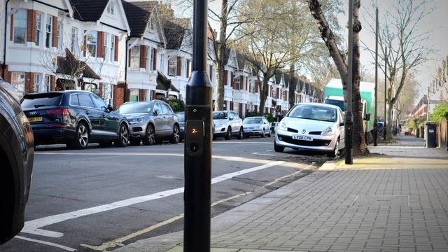 Lyktestolper skal lade Londons el-taxier. Nå er norsk ladeteknologi en av få kandidater