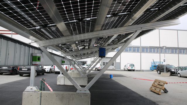 Disse solcellene fanger lyset fra begge sider. Nå lader de elbiler på Vestby