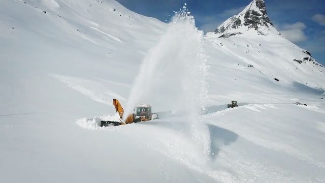 Nå er det vår! Se Mesta brøyte seg gjennom metervis med snø på Trollstigen