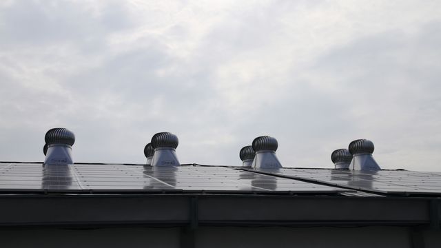 Bildet viser norske solceller på taket til en indonesisk bank. Det kan være starten på noe stort for REC og Elkem Solar