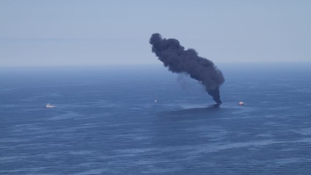 Kystverket tester oljevern ved å sette fyr på oljeflak i Nordsjøen