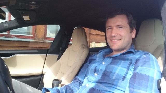 Jim Roger jakter på gjerrig Mustang med sin Tesla S