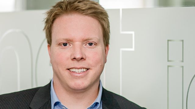 – Vi slåss med en arm på ryggen