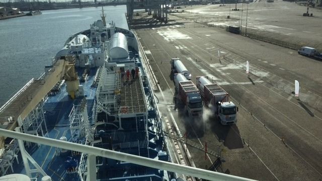 Oljetanker ble først til å fylle LNG i Rotterdam