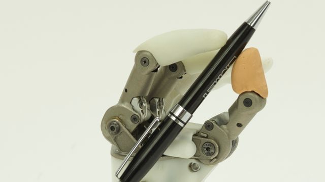 Hy5Pro har byttet ut elektronikk med hydraulikk i sine 3D-printede håndproteser