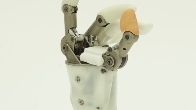 Hy5Pro har byttet ut elektronikk med hydraulikk i sine 3D-printede håndproteser