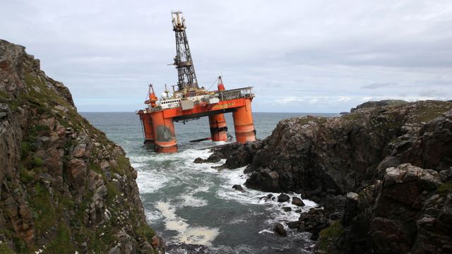 Nå venter de bare på tidevannet for å berge riggen fra de skotske fjæresteinene