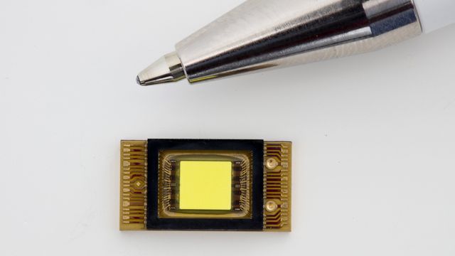 Denne mikroskopiske lysdioden kan gi smarte billykter uten mekanikk