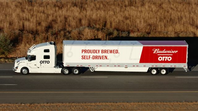 Denne lastebilen leverer 50 000 bokser øl - mens sjåføren gjør helt andre ting