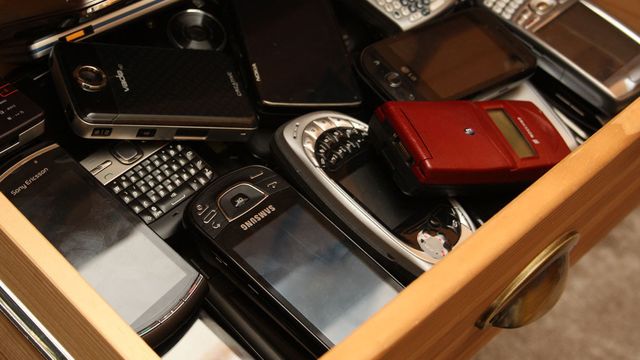 Advarer mot å kaste mobiler