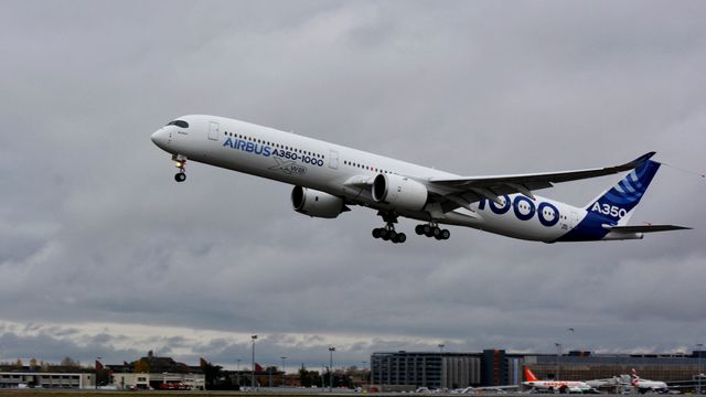 Her flyr den nye Airbus-kjempen for første gang