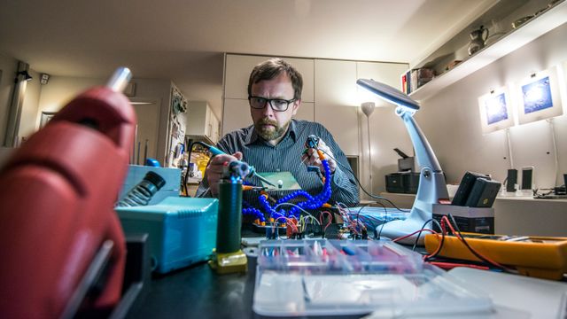 NRKs teknologiguru lodder, modifiserer og hacker seg til et smart hjem