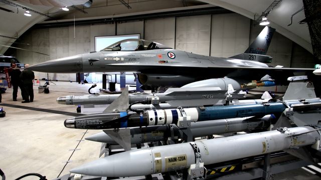 Nå kan norske F-16-flygere skyte med samme missil mot luft- og bakkemål
