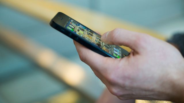Regjeringen foreslår at telefoner kan åpnes med tvang
