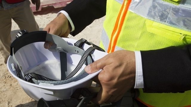 Denne solcelledrevne beskyttelseshjelmen har innebygget kjøleanlegg