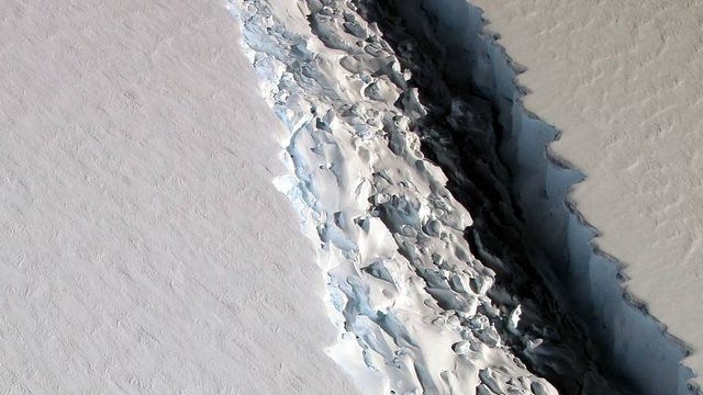 Nå dannes ett av de største isfjellene verden har sett