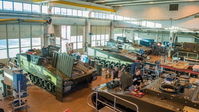 Levanger-fabrikken er som en bilfabrikk for tanks. Nå er de siste av de 32 vognene satt sammen