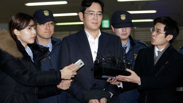 Tre Samsung-topper trekker seg etter korrupsjonsanklager