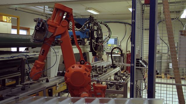 Norske Plasto har investert tungt i automatisering. Nå har de flere roboter enn ansatte i produksjonen